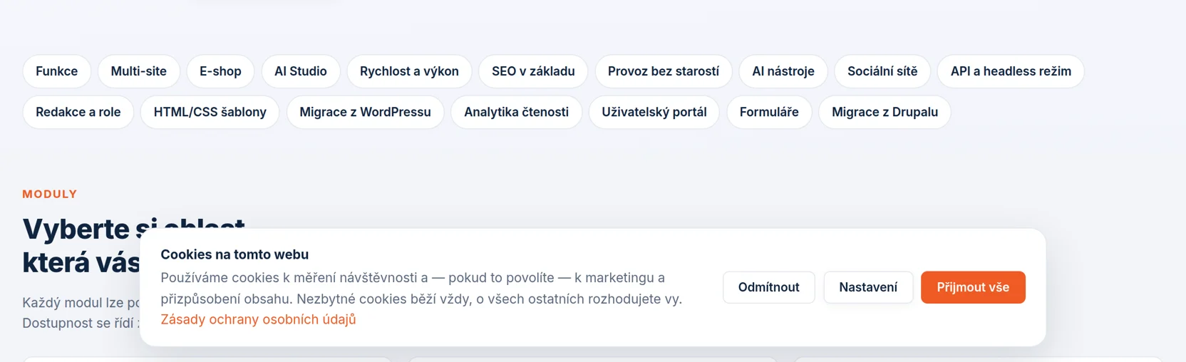 Cookie lišta na spodním okraji stránky s tlačítky Odmítnout, Nastavení a Přijmout vše